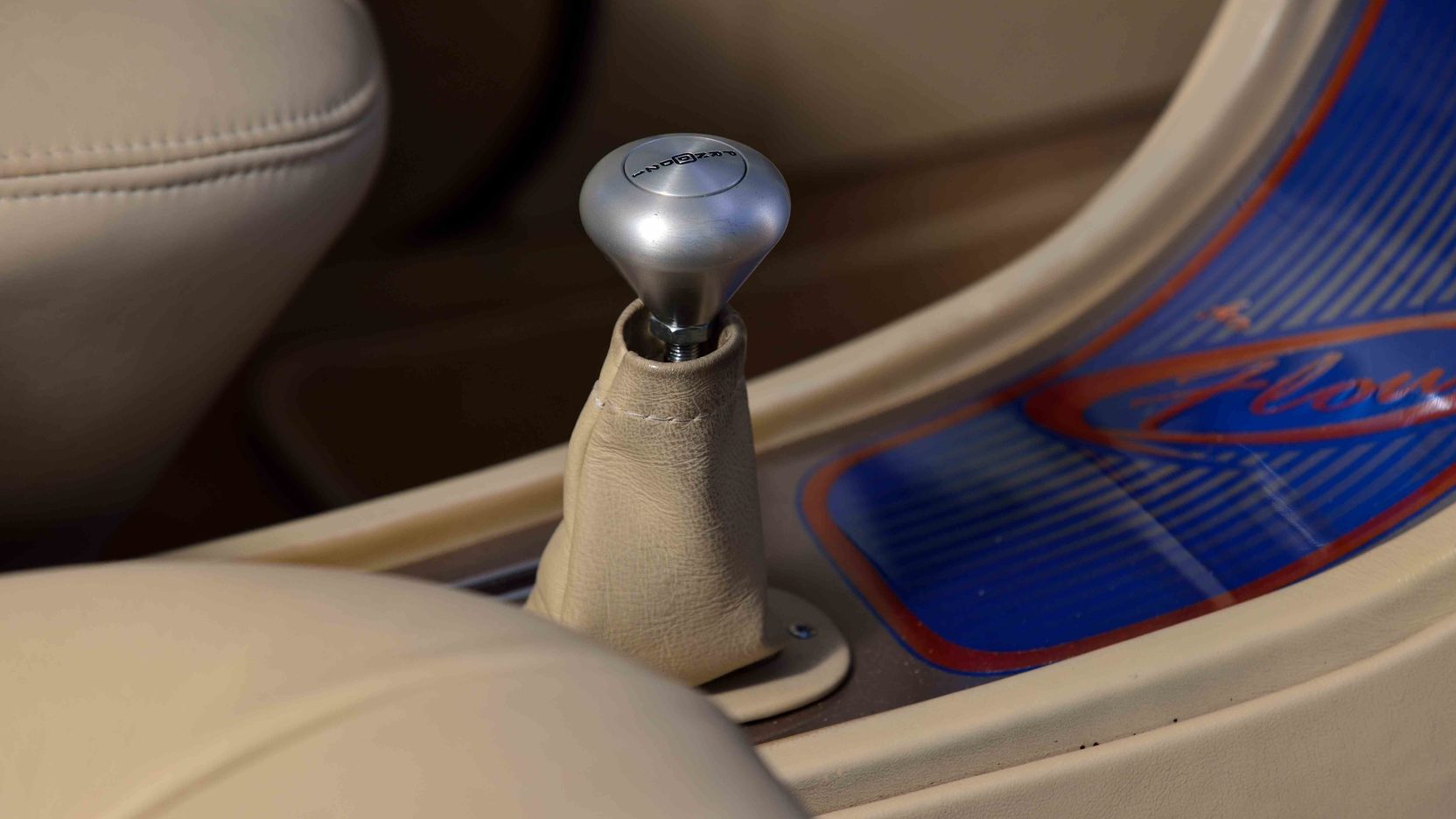 De Soto Airflow interior logo and gear knob