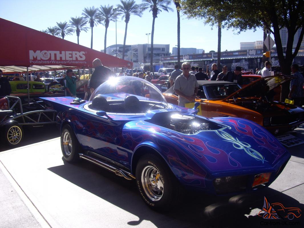 Bubble Ray with naked engine and stylish rims, chillin' at some show