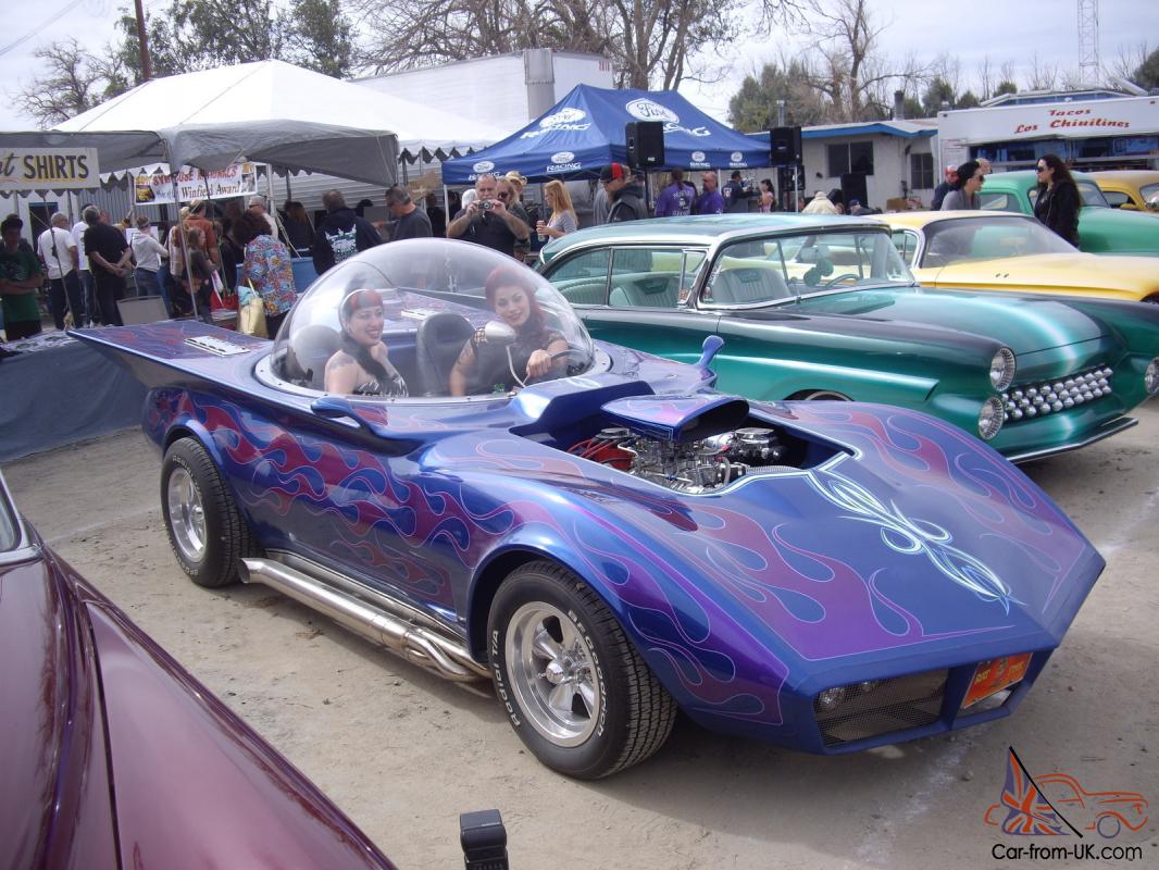 Bubble Ray with covered engine and muscle rims, chillin' at some show