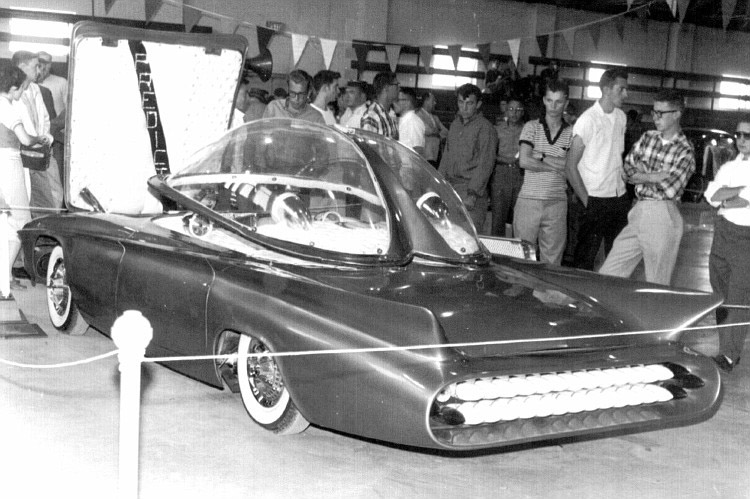 Predicta, between first and second version on the show, rear quarter