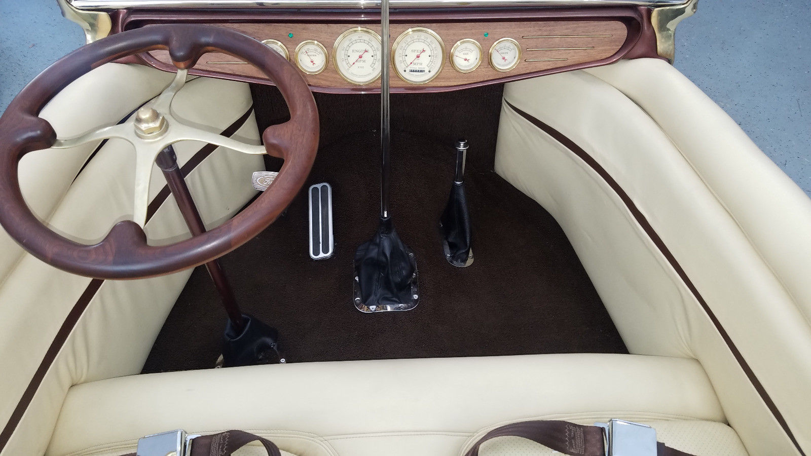 T-bucket with Jaguar V12 & Edelbrock carbs 04