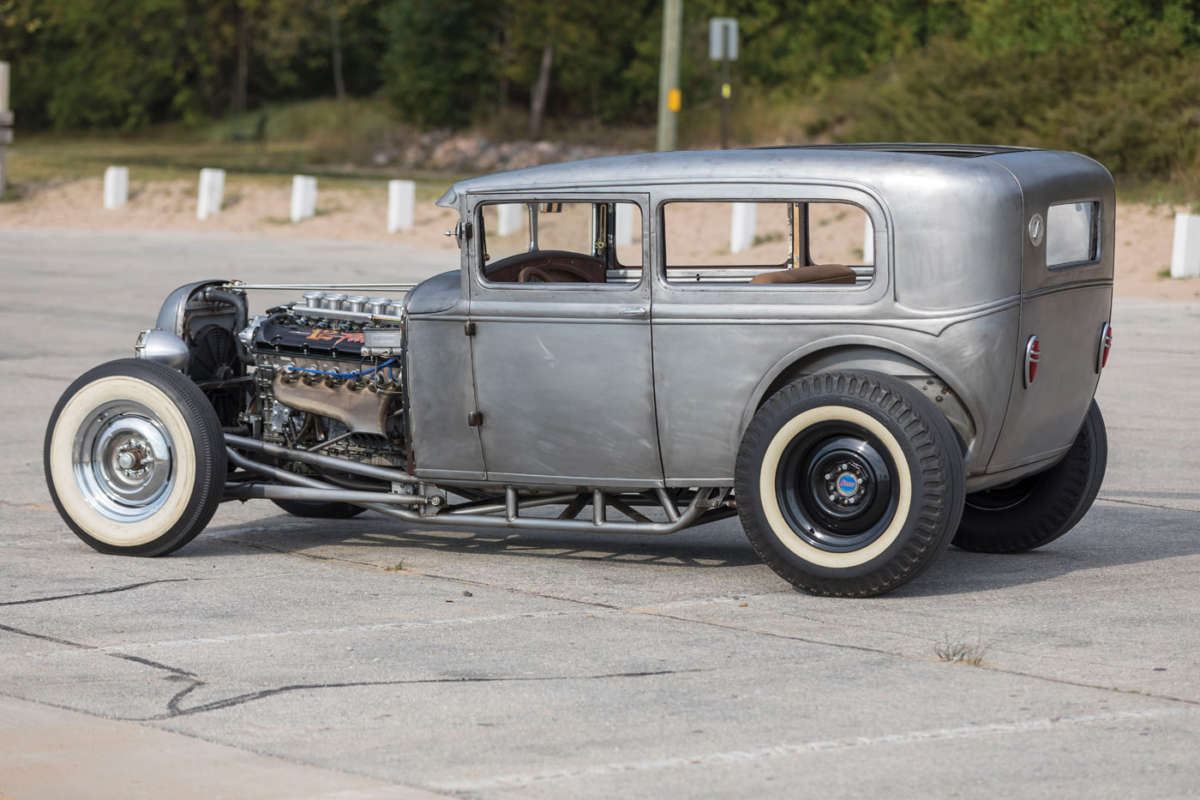 Hot-rod with BMW V12 engine from US 13