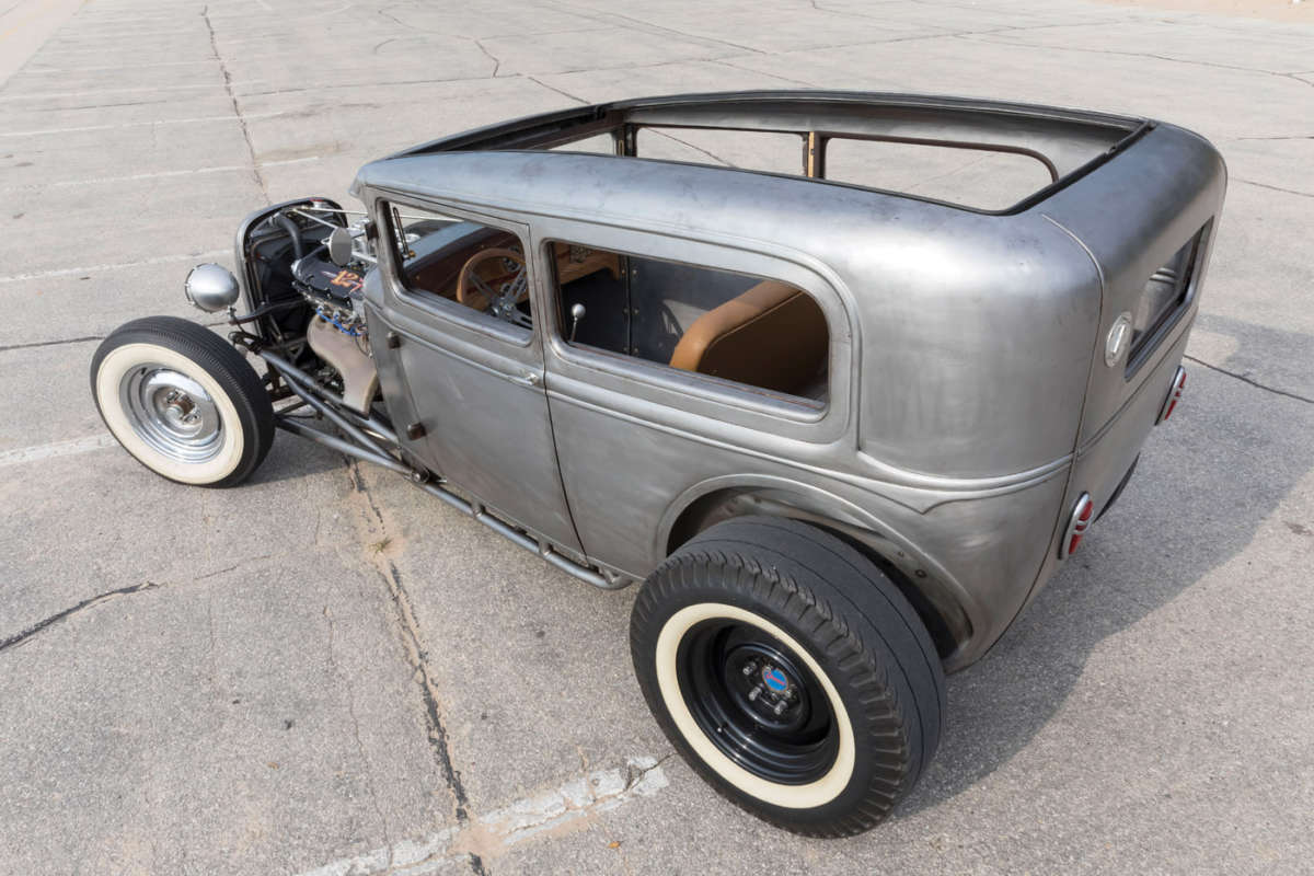 Hot-rod with BMW V12 engine from US 16
