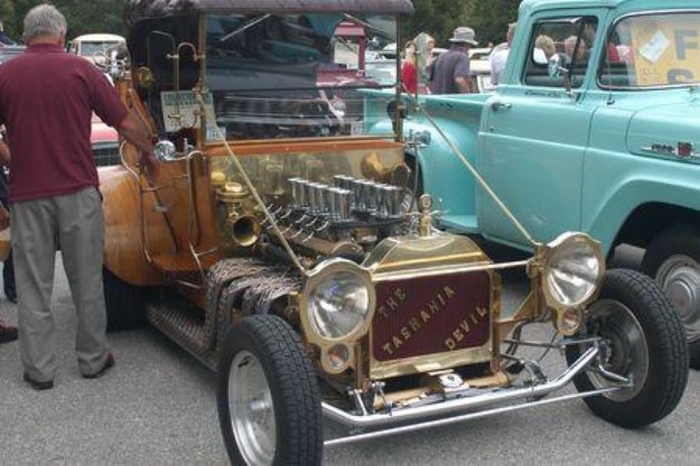 The Tasmanian Devil woodie t-bucket with Jaguar V12 01