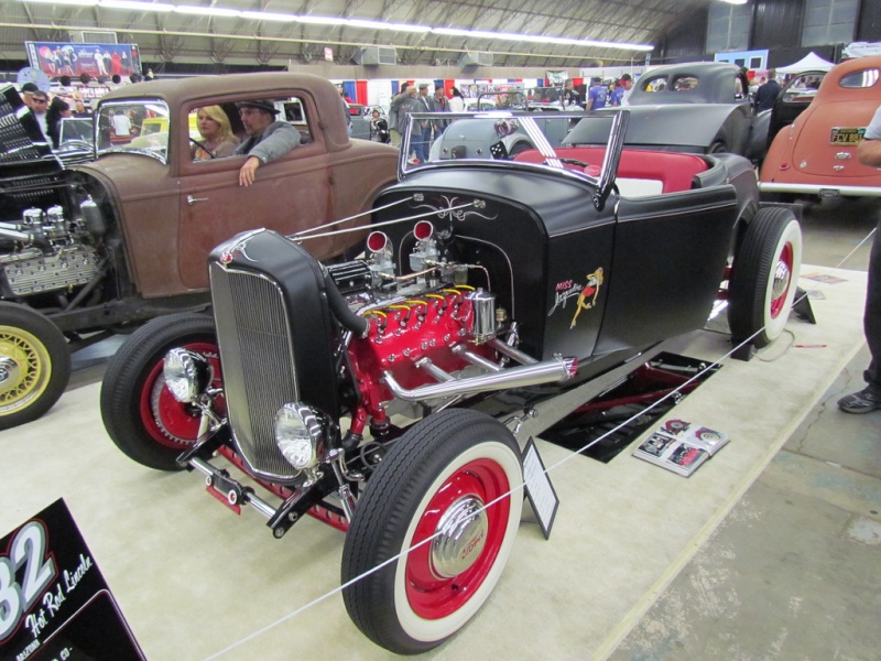 Classy roadster with cherry red Lincoln-Zephyr V12 01