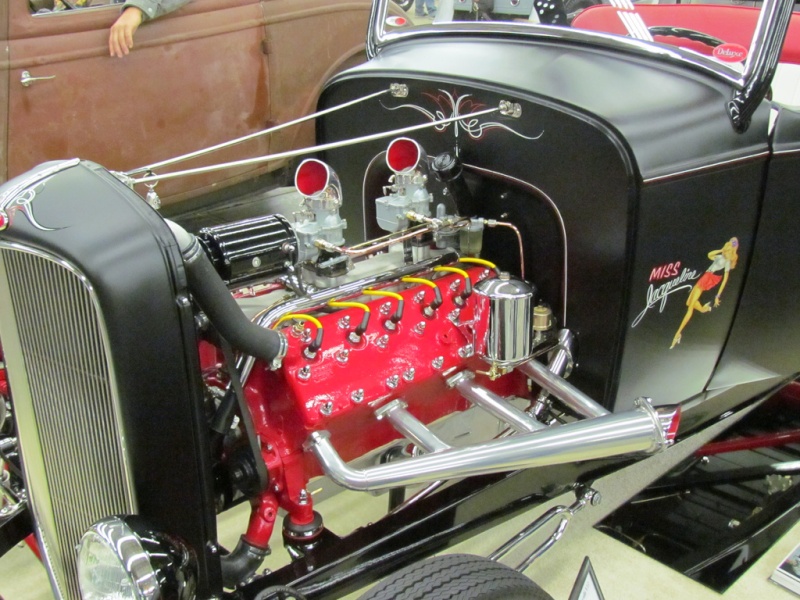 Classy roadster with cherry red Lincoln-Zephyr V12 02
