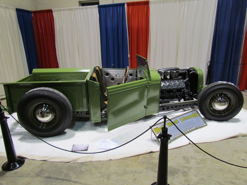Pick-up Ford hot-rod with blacked-out Lincoln-Zephyr V12 01