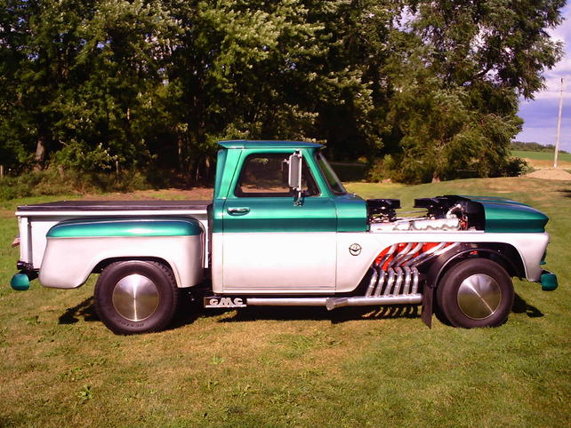 One of the last Rap'em Pappy photos, engine has no fancy carb covers.