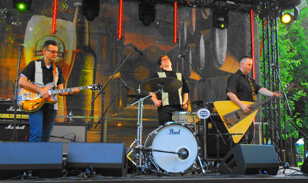 Moscow Beatballs, rockabilly trio from Moscow, live concert