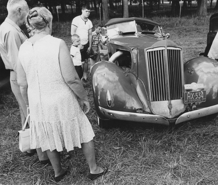 Dick Saunders twin-supercharged V12 Packard, black and white photo