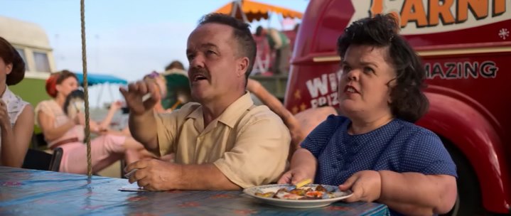midgets, a shot from the movie Elvis (2022)