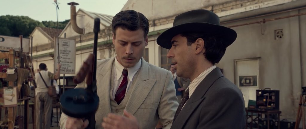 Conversations about the recoil of the Thompson submachine gun M-1921, a shot from the film Marlowe