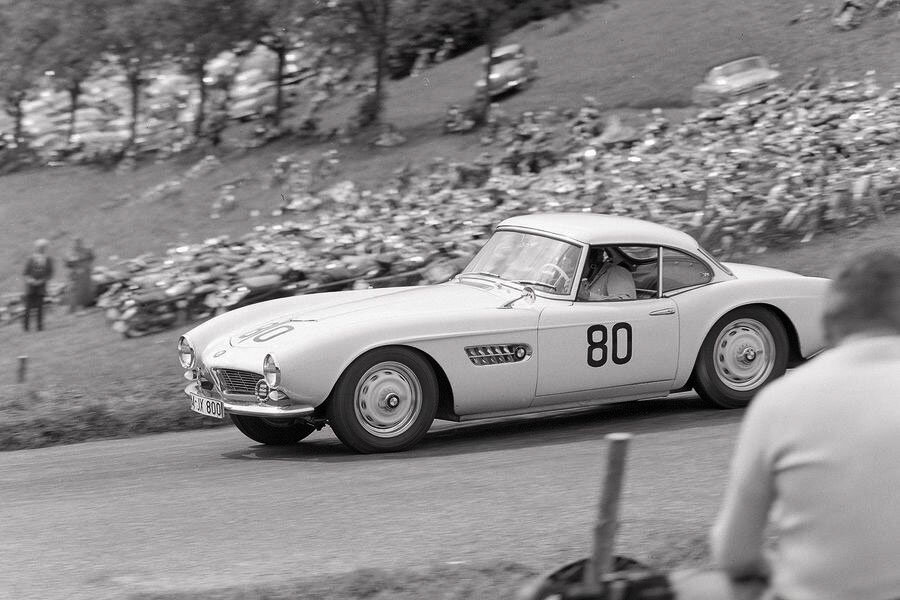 BMW 507 Feather White is racing