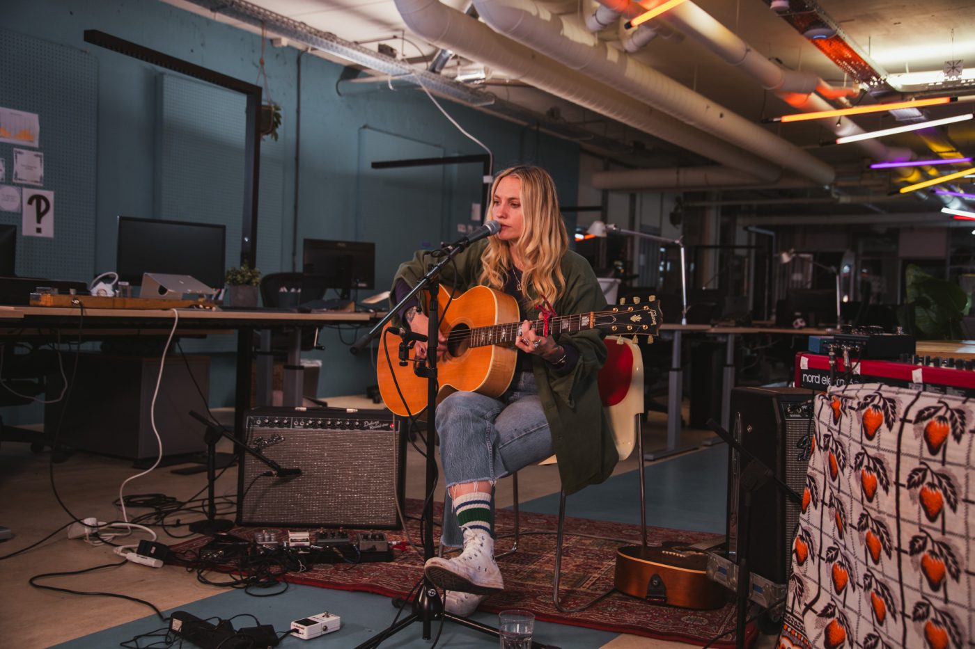 Kassi Valazza, photos from a live concert