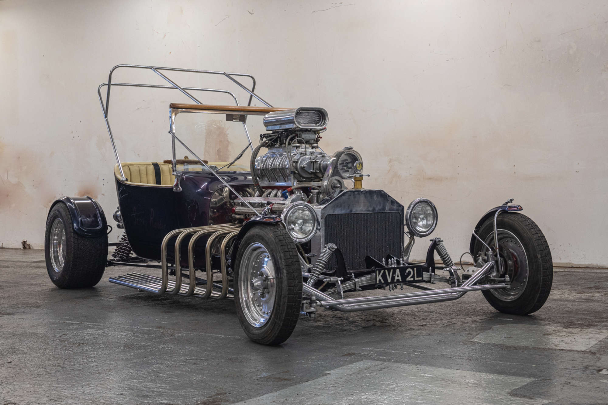 Sticky Rubber, a hot rod with a Jaguar V12 engine and supercharging, photo 1.