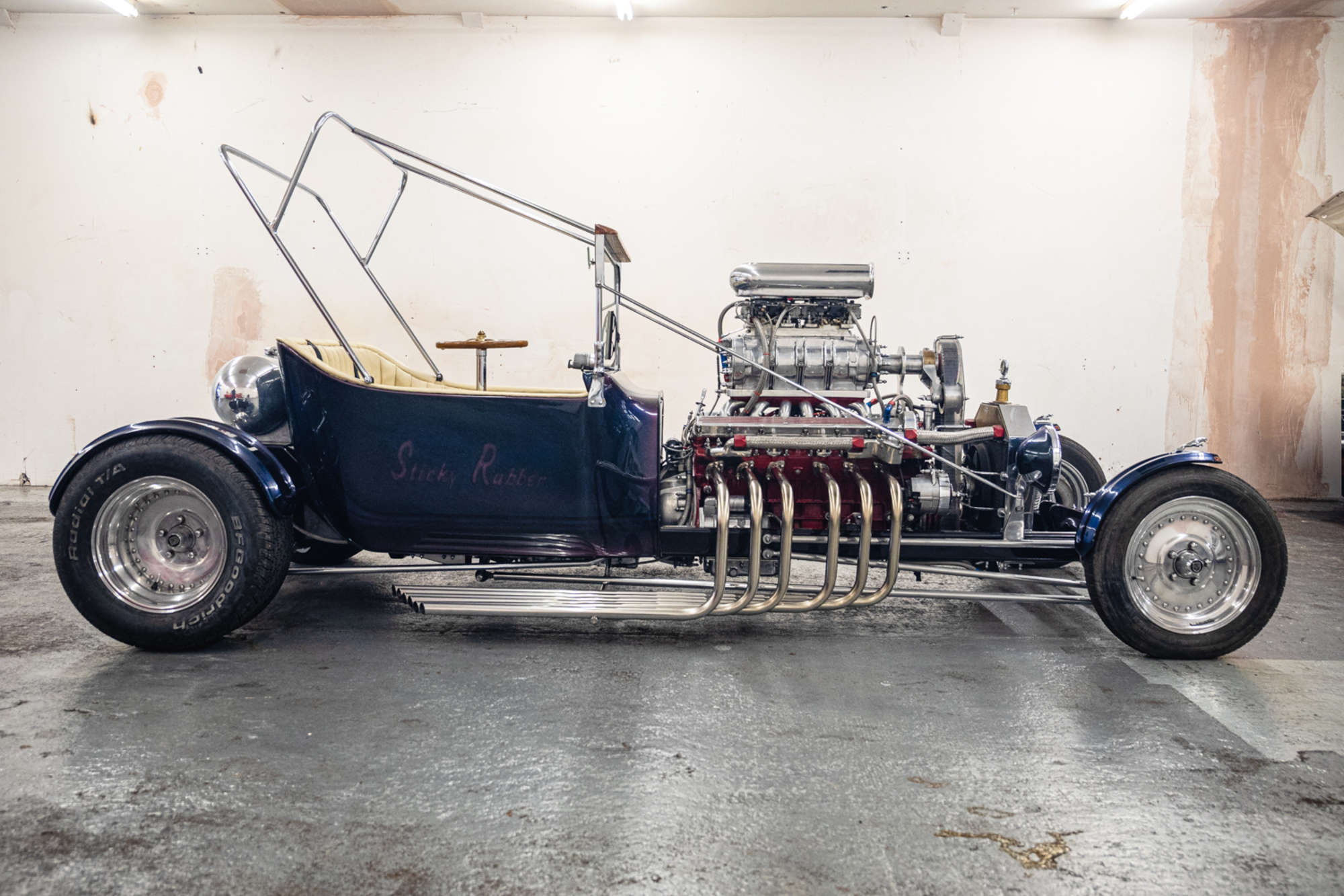 Sticky Rubber, a hot rod with a Jaguar V12 engine and supercharging, photo 2.