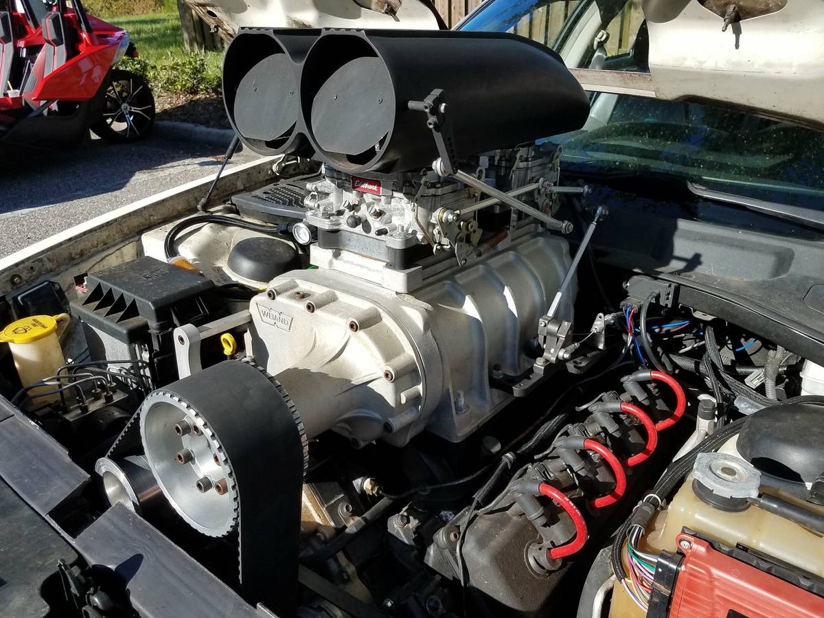 White Chrysler 300C with classic supercharging, photo 2.