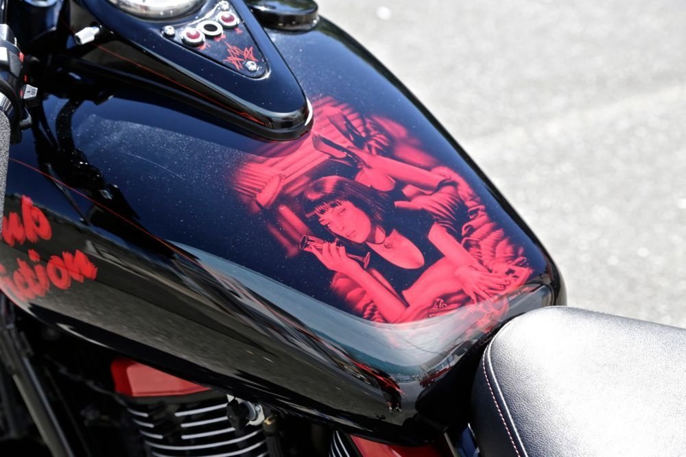 A custom Kawasaki motorcycle built in 2000, photo 12.