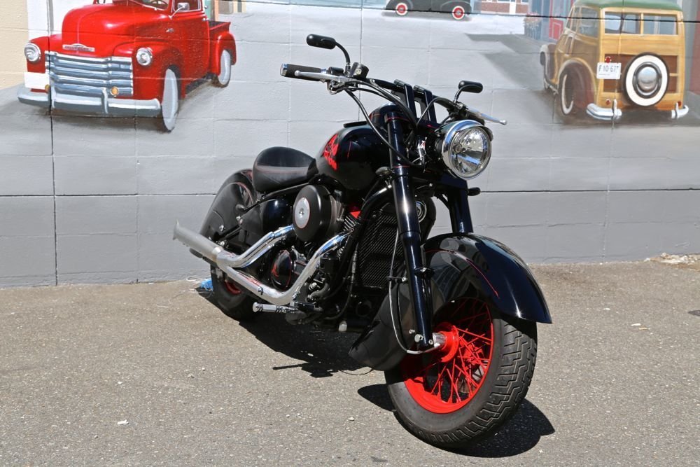 A custom Kawasaki motorcycle built in 2000, photo 19.