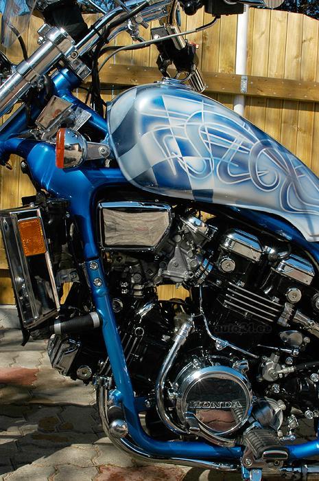 Chopper based on a Honda Magna motorcycle with a V4 engine, photo 07.
