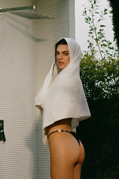 Kendall Jenner, photo in a towel in the shower