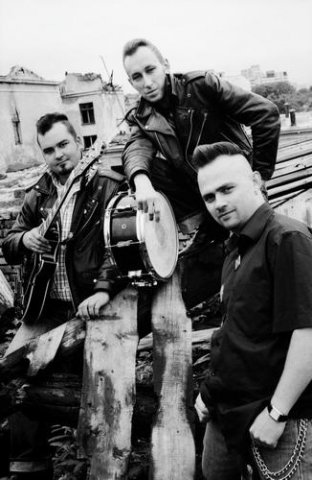 The Stockmen, A dark night in the surf