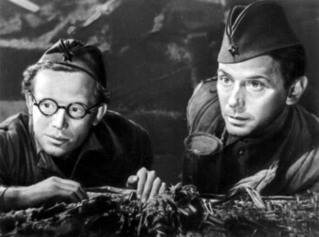 A shot from the movie Soldiers (1956) with Innokenty Smoktunovsky and Vsevolod Safonov