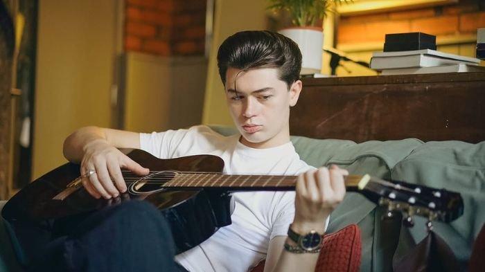 Elliot James Reay with guitar
