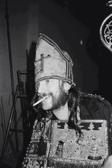 Lemmy cosplays the Pope