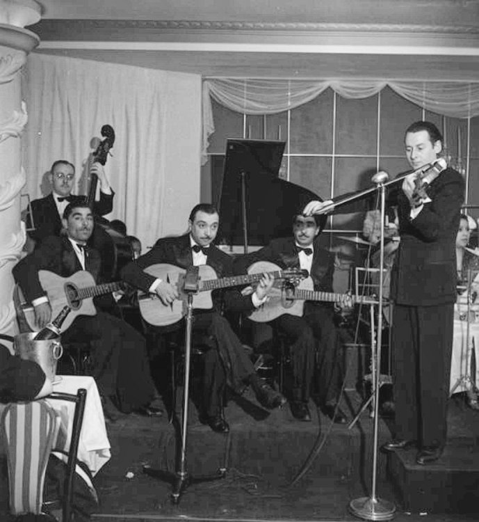 Eugène Vées, Django et Joseph Reinhardt, Stéphane Grappelli, Roger Basset au Big Apple, 73 rue Pigalle lors d'une émission de radio - Paris, 1938. Photo : Émile Savitry