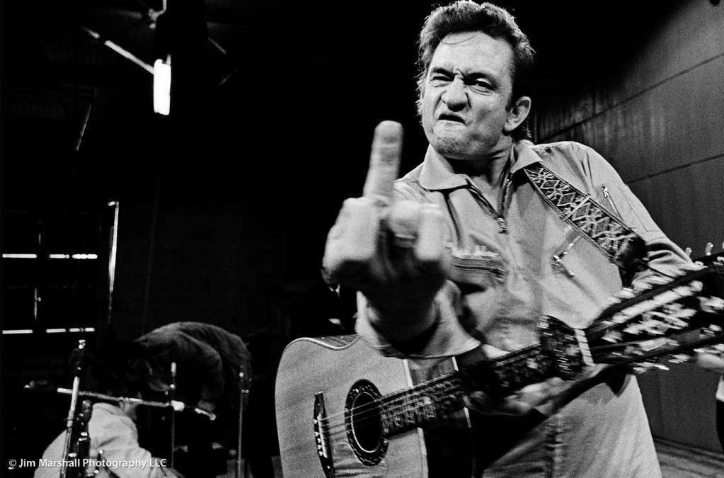 Johnny Cash, the story of the famous photo with the middle finger, to whom is the Cash fax addressed?